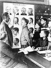 这是 1934 年纳粹杂志 Neues Volk（《新民族》）的一幅插图，描绘德国小学的种族卫生课上课情形。 