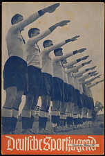 تظهر هذه الصورة لغلاف مجلة نازية تدعى <i>Deutsche Sportjugend</i> (الشباب الرياضي الألماني)، الفريق القومي الألماني لكرة القدم وهم يؤدون التحية العسكرية الألمانية. مارس 1937.