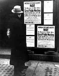 纽约市街头一位行人看到一则告示，其中宣布举行公开会议呼吁美国人抵制 1936 年柏林奥运会。