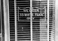 Un escaparate en Lancaster, en Ohio (Estados Unidos), pequeña localidad situada a aproximadamente 64 kilómetros al sureste de la Universidad Estatal de Ohio, donde Jesse Owens entrenaba. El letrero de la vidriera reza: "Sólo atendemos a clientes blancos". 1938.