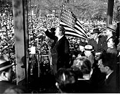 20 世纪 30 年代，美国犹太人联合会主席卢比•万斯 (Rabbi Stephen Wise) 奋起反抗，向美国政府和人民揭露纳粹主义的罪恶。万斯公开抵制奥运会，并呼吁犹太运动员不要参赛。图中他正在纽约市向参加反纳粹示威运动的人群发表演讲。拍摄于 1933 年 5 月。