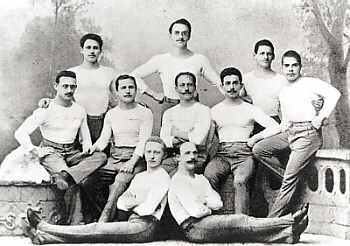 古斯塔夫•弗拉托夫 (Gustav Flatow)（站立者，左一）及其表哥阿尔弗莱德 (Alfred)（中排，右二）在 1896 年雅典奥运会上为德国赢得了体操金牌。古斯塔夫拒绝了 1936 年奥运会的参赛邀请。