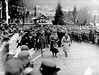 德国军队在冬季奥运会上出现，破坏了来宾观赏比赛的心情。图中，希特勒在加米施奥运会期间检阅军队。拍摄于 1936 年 2 月。