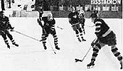 Rudi Ball, jugador estrella de hockey alemán de origen judío, participó en las Olimpíadas de Invierno de 1936. En esta fotografía, Ball desliza el disco sobre el hielo durante un evento anterior. St. Moritz, Suiza. Año 1928 aproximadamente.