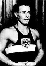 El austriaco Robert Fein, de ascendencia judía, logró la medalla de oro en levantamiento de peso (categoría peso liviano). 2 de agosto de 1936.