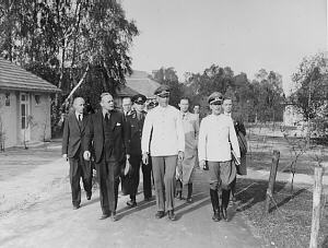 Fotografía del capitán Wolfgang Fürstner (primera fila, a la derecha), director de la Villa Olímpica, tomada antes de su suicidio. En ella se lo ve enseñándole el complejo a Joachim von Ribbentrop (primera fila, a la izquierda), ministro de Asuntos Exteriores alemán de 1938 a 1945.