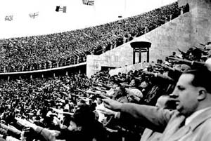 المتفرجون في الاستاد الأولمبي يؤدون التحية النازية. برلين، ألمانيا، 1 أغسطس، 1936.