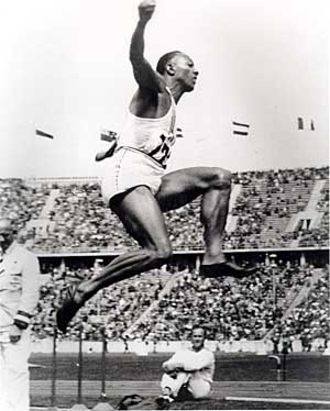 杰西•欧文斯 (Jesse Owens) 被称为“世界上跑得最快的人”，曾经夺得 4 枚金牌，并成为奥运会的英雄人物。在跳远项目中，他以 26 英尺 5-1/2 英寸的成绩打破了奥运会纪录。赛后不久，欧文斯希望急流勇退，因此退出奥运会后的美国业余运动联合会欧洲巡回赛；为此，联合会取消了他参加业余比赛的资格。拍摄于 1936 年 8 月 4 日。