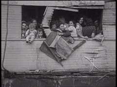 Soldados británicos deportan a pasajeros del "Éxodo 1947"