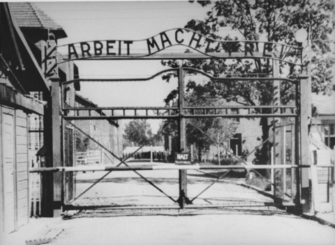 Vista de la entrada principal al campo de Auschwitz: "Arbeit Macht Frei" (El trabajo te hace libre). Auschwitz, Polonia, fecha incierta.