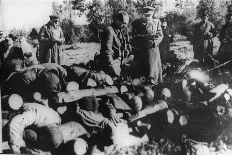 Oficiais soviéticos observam pilhas de corpos no campo de Klooga. Devido ao rápido avanço das forças soviéticas, os alemães não tiveram tempo para queimá-los com o intuito de esconder seus horrendos crimes. Klooga, Estônia, 1944.