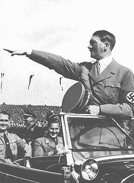 Hitler salue les jeunes rangs du congrès du Parti nazi. Nuremberg, Allemagne, septembre, 1935.