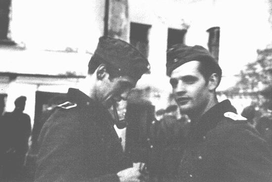 Alexander Schmorell (à gauche) et Hans Scholl, membres du groupe de résistance étudiante de la Rose blanche, avant leur départ pour le front oriental. La guerre féroce qui y était menée renforça leur opposition aux nazis. Munich, Allemagne, 1942.