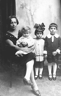 Una fotografía de la preguerra de tres niños judíos con su niñera. Dos de los niños murieron en 1942. Varsovia, Polonia, 1925-26.