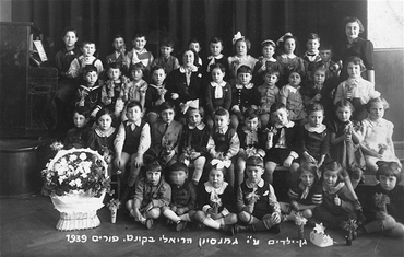 پورم کے جشن کے موقعے پر ریلی عبرانی جمنازیم میں کنڈر گارٹن کلاس کی تصویر۔ کوونو، لیتھووانیا،5 مارچ 1944۔