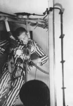 Foto de um prisioneiro durante um "experimento médico", em uma câmara de compressão, para determinar qual a altitude que a tripulação de um avião [nazista]poderia sobreviver sem oxigênio. No momento da foto ele havia perdido a consciência, vindo a falecer em seguida.  Dachau, Alemanha, 1942.