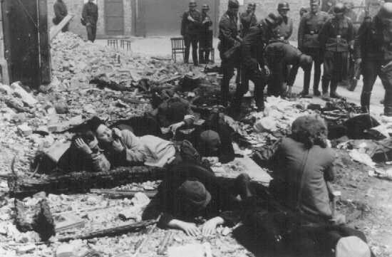 سربازان آلمانی یهودیانی را که طی شورش گتوی ورشو در پناهگاهی مخفی شده اند، دستگیر می کنند. ورشو، لهستان، آوریل-مه 1943.