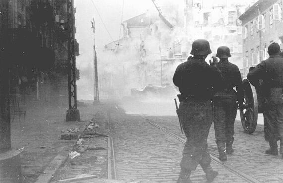 Soldados alemanes dirigen la artillería contra un nido de la resistencia durante el levantamiento del ghetto de Varsovia. Varsovia, Polonia, entre el 19 de abril y el 16 de mayo de 1943.