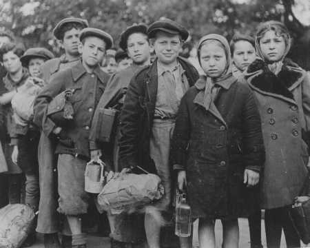 Niños polacos judíos, parte de la Brihah—la huida de Europa—en ruta a las zonas de ocupación Aliadas en Alemania y Austria. Los niños esperan en una estación de auxilio en Praga. Checoslovaquia, 1946.