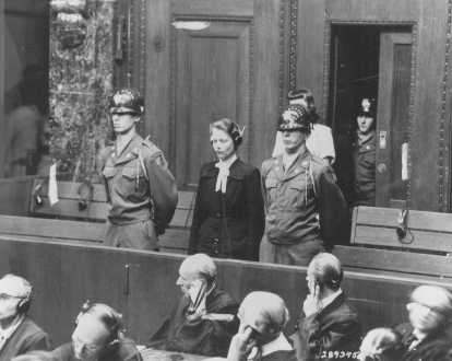 Herta Oberhauser, que foi médica no campo de concentração de Ravenbrueck, é sentenciada no Julgamento dos Médicos em Nuremberg. Oberhauser foi considerada culpada por realizar experiências médicas nos prisioneiros dos campos e foi sentenciada a 20 anos de prisão. Nuremberg, Alemanha, 20 de agosto de 1947.