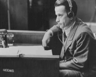 Waldemar Hoven, chefe dos médicos das SS no campo de concentração de Buchenwald, durante o seu julgamento por um tribunal militar norte-americano.  Hoven realizou horríveis experiências "médicas" nos prisioneiros indefesos. Nuremberg, Alemanha, 23 de junho de 1947.