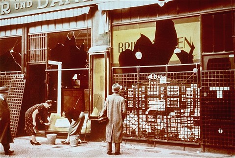 Vitrines de boutiques appartenant à des Juifs endommagées durant le pogrom de la la Nuit de cristal (Kristallnacht). Berlin, Allemagne, 10 novembre 1938.