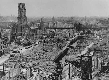 Pemandangan Rotterdam setelah dibombardir Jerman selama Kampanye Barat pada bulan Mei 1940. Rotterdam, Belanda, Mei 1940.