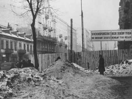 L'entrata del ghetto di Varsavia. Il cartello recita: "Area sottoposta a quarantena: permesso di solo transito". Varsavia, Polonia, febbraio 1941. — Bildarchiv Preussischer Kulturbesitz