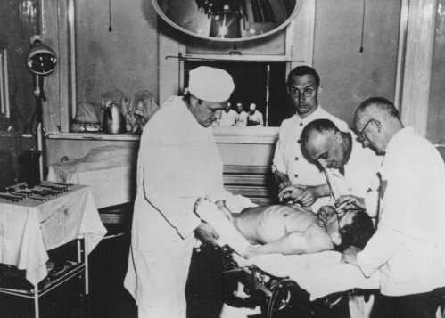 Equipe médica executa experiências em um prisioneiro no campo de concentração de Buchenwald. Buchenwald, Alemanha, data indeterminada.