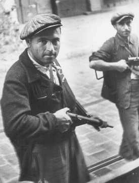Dos partisanos judíos durante el levantamiento antes de la liberación. Marsella, Francia, agosto de 1944.