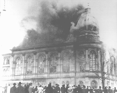 La synagogue de Boerneplatz en flammes au cours de la Nuit de cristal (Kristallnacht). Francfort sur le Main, Allemagne, 10 novembre 1938.