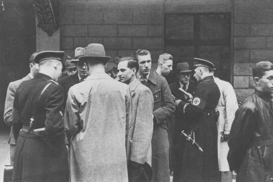 La policía nazi y las SS se preparan para una redada en las oficinas de la comunidad judía de Viena. Austria, 18 de marzo de 1938.