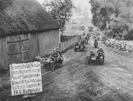Invading German troops approach Bydgoszcz. Poland, September 18, 1939.