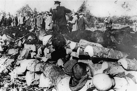 Cadáveres de prisioneros descubiertos por las tropas soviéticas en el campo de trabajos forzados de Klooga. Los guardias nazis y los colaboradores estonios habían ejecutado a los prisioneros y habían apilado los cuerpos para quemarlos. Estonia, septiembre de 1944..