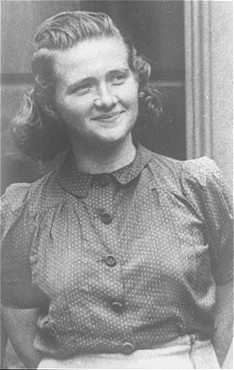 Haïka Grosman, l’une des organisatrices de la résistance du ghetto de Bialystok qui participa à la révolte du ghetto de Bialystok. Pologne, 1945.