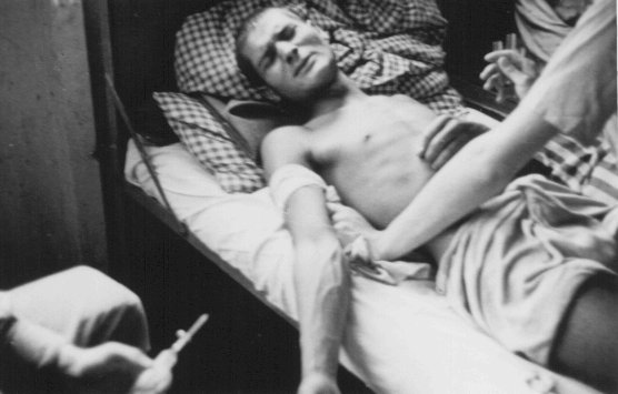 Cigano vítima das experiências médicas nazistas para transformar água marinha em água potável. Campo de concentração de Dachau, Alemanha, 1944.