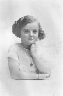 Jacqueline Morgenstern, 7 anos de idade, mais tarde uma vítima de experiências médicas com tuberculose no campo de concentração de Neuengamme. Ela foi assassinada pouco antes da libertação do campo. Paris, França, 1940.