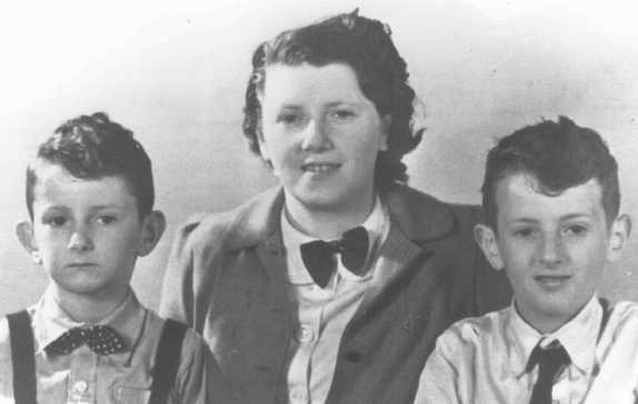 Eduard, Elisabeth, e Alexander Hornemann. Os meninos, vítimas de experiências médicas com tuberculose no campo de concentração de Neuengamme, foram assassinados pouco tempo antes da liberação. Elisabeth morreu de tifo em Auschwitz. Holanda, pré-guerra.