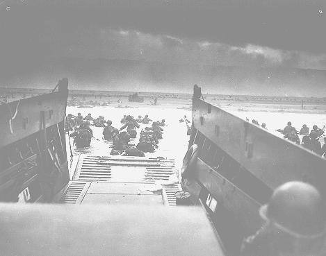 O Dia D: Tropas norte-americanas desembarcando na costa da Normandia, marcando o início da invasão dos Aliados à França, para estabelecer uma segunda frente de ataque contra as forças alemãs na Europa. Foto tirada na Normandia, França, 6 de junho de 1944.