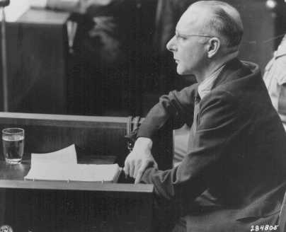 Victor Brack, um dos médicos nazistas em julgamento por haver realizado cruéis experiências "médicas" nos prisioneiros do campo de concentração. Nuremberg, Alemanha, agosto de 1947. Victor Brack, um dos médicos nazistas em julgamento por haver realizado cruéis experiências "médicas" nos prisioneiros do campo de concentração. Nuremberg, Alemanha, agosto de 1947.