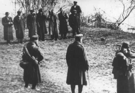 Des membres du Parti des Croix fléchées exécutent des Juifs le long des rives du Danube. Budapest, Hongrie, 1944.