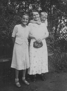 Helene Gotthold, un testigo de Jehová, fue decapitada por sus creencias religiosas el 8 de diciembre de 1944 en Berlín. Está fotografiada con sus hijos. Alemania, 25 de junio de 1936.