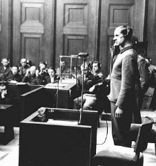 Doktorlar Davası esnasında sanık Karl Brandt ifade veriyor. 9 Aralık 1946–20 Ağustos 1947, Nuremberg, Almanya.