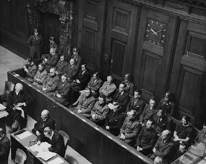 O banco dos réus e os membros do conselho de defesa durante o Julgamento dos Médicos. Foto tirada em Nuremberg, Alemanha, de 9 de dezembro de 1946 a 20 de agosto de 1947.