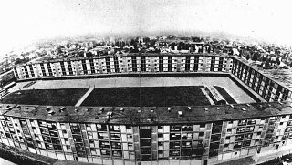 Este complexo de vários andares serviu como campo de trânsito de Drancy.  A esmagadora maioria dos judeus deportados da França eram realizadas aqui antes da sua deportação.  Drancy, França, 1941-1944.