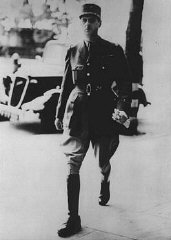 القائد الفرنسي شارل ديجول في لندن بعد عقد الهدنة بين فرنسا وألمانيا. وقد رفض ديجول قبول الهدنة وقاد حركة "فرنسا الحرة" للمقاومة. لندن، بريطانيا العظمى، 25 حزيران/يونيو، عام 1940.