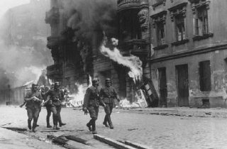 Soldados alemanes incendian edificios residenciales hasta sus cimientos, uno por uno, durante el levantamiento del ghetto de Varsovia.  Polonia, entre el 19 de abril y el 16 de mayo de 1943.