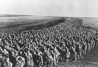Coluna de prisioneiros de guerra soviéticos na frente de batalha ucraniana. Foto tirada em Kharkov, Ucrânia, União Soviética, 4 de julho de 1943.