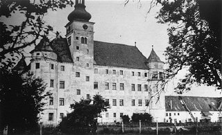 Castelo Hartheim, um centro de extermínio por eutanásia onde pessoas com deficiências físicas ou mentais eram mortas asfixiadas por gás ou com injeção letal. Hartheim, Áustria, data incerta.