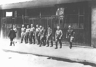Pasukan Tempur (SA) Nazi menutup pintu masuk ke sebuah gedung serikat dagang yang telah mereka duduki. Detasemen-detasemen SA menduduki kantor serikat dagang di seluruh penjuru negeri, yang memaksa pembubaran serikat-serikat dagang tersebut. Berlin, Jerman, 2 Mei 1933.